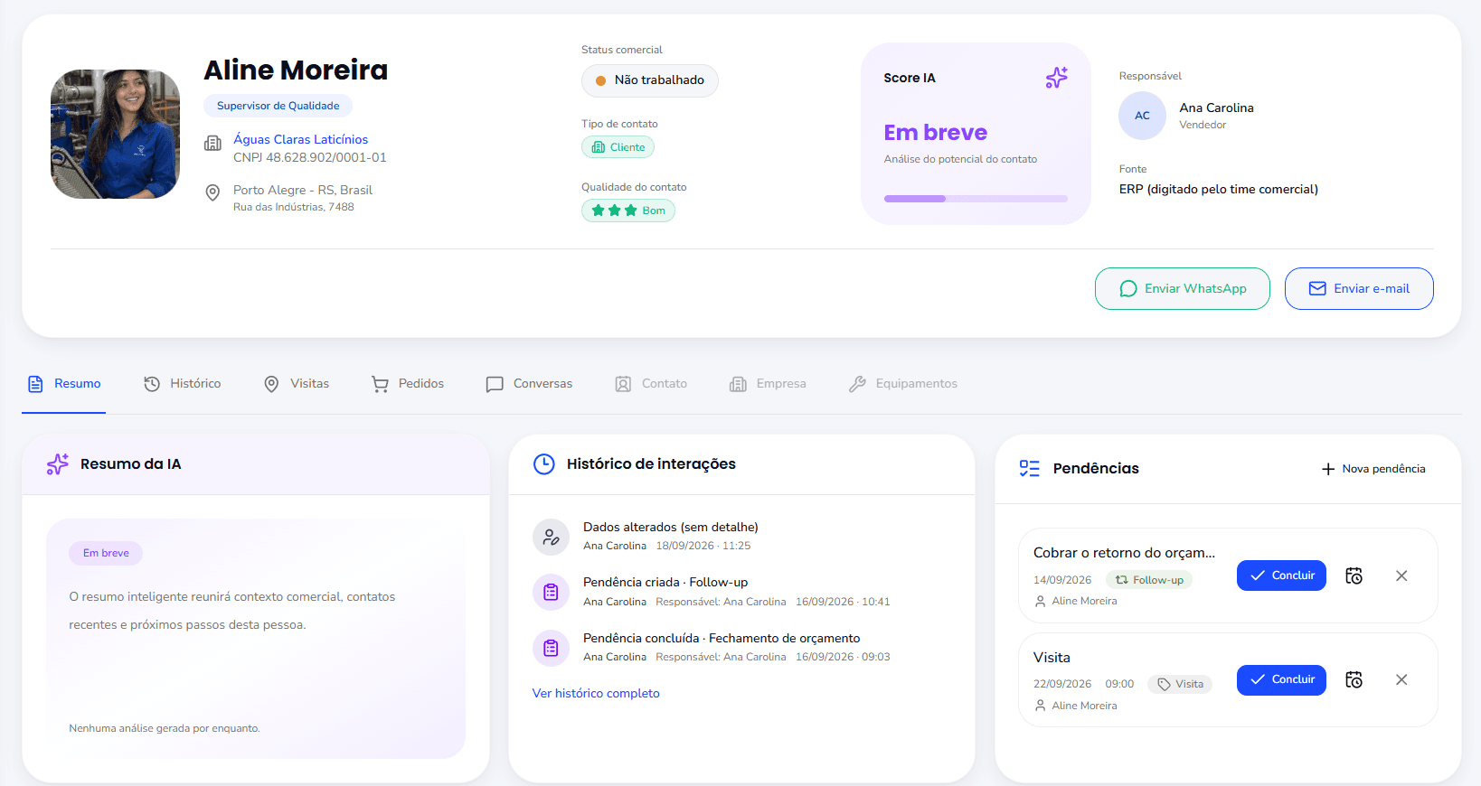 CRM screen showing a contact profile: photo, job title, company, sales status, owner, interaction history and tasks with a complete button.